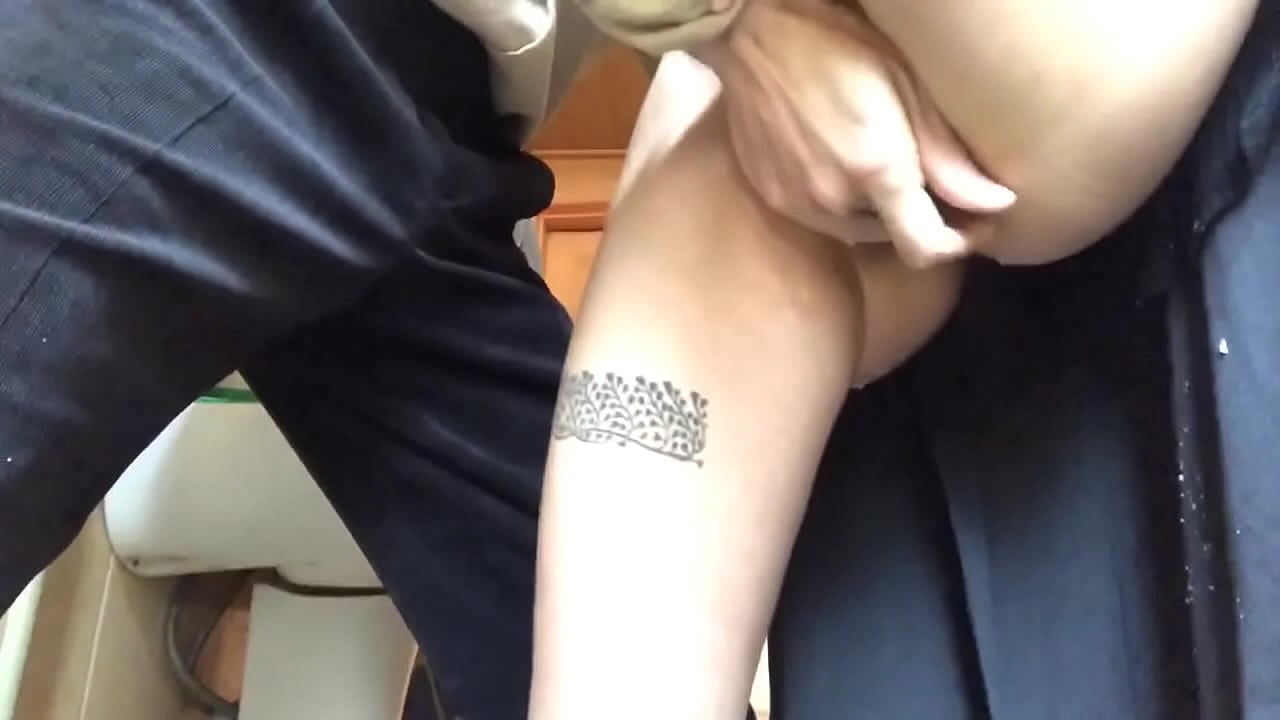 Мектептин ваннасында сүзүү, чыныгы көбүктүү оргазм - менин мугалимим колунан келгендин баарын жасады