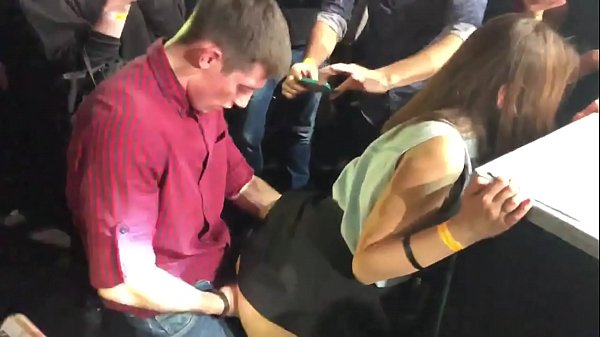 Орус түнкү клубунда чыныгы секс. 18 жаштагы орус кыз түнкү клубда ануста жана жыныс кынында сексен